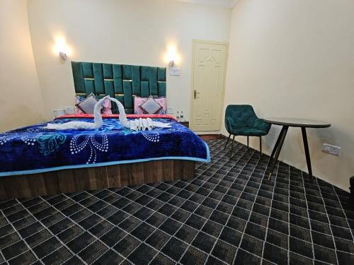 1 dormitorio con 1 cama, 1 mesa y 1 silla en Hotel Nouvella Residency, en Srinagar