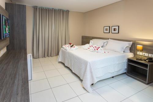 Un pat sau paturi într-o cameră la Toritama Golden Hotel