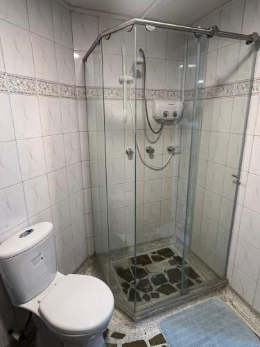 a bathroom with a glass shower with a toilet at Bonito apartamento con excelente ubicación in Manizales