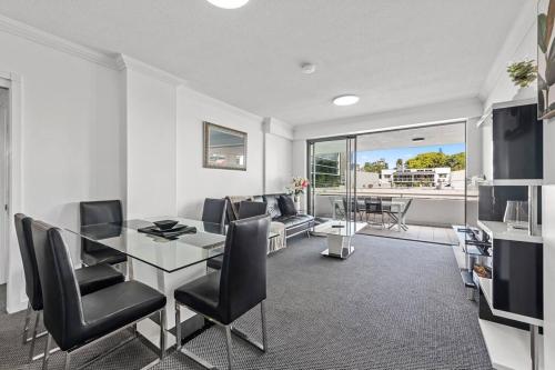 a living room with a dining room table and chairs at Prime Position! 3Bed/2Bath/1Car ~ 10mins to CBD in Brisbane