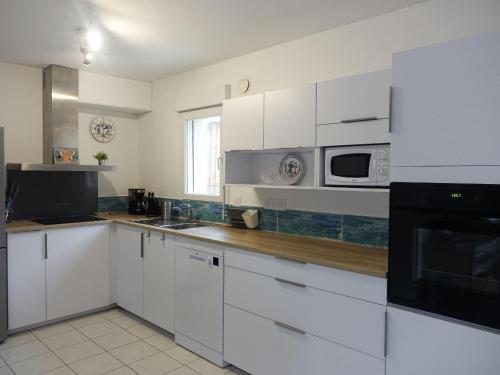 Photo de la galerie de l'établissement Maison de charme proche plage à Sarzeau, 6 pers, terrasse et jardin - FR-1-639-102, à Sarzeau