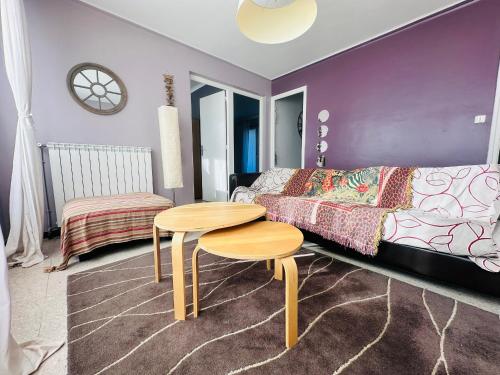 une chambre avec un lit, une table et un canapé dans l'établissement Appartement T3 à Collioure, 200m de la plage, résidence calme avec parking et balcons - FR-1-309-417, à Collioure
