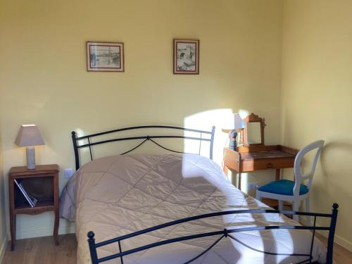 a bedroom with a bed and a desk and a chair at Appartement Sauzon, 2 pièces, 4 personnes - FR-1-418-235 in Sauzon