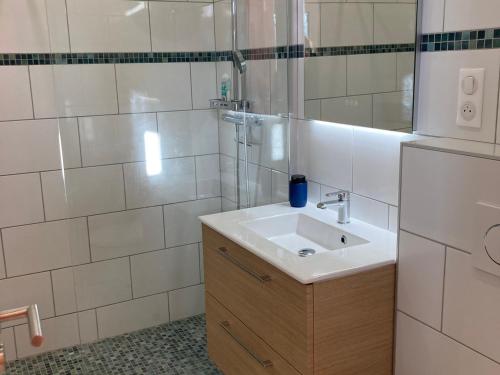 a white bathroom with a sink and a shower at Appartement Sauzon, 2 pièces, 4 personnes - FR-1-418-235 in Sauzon