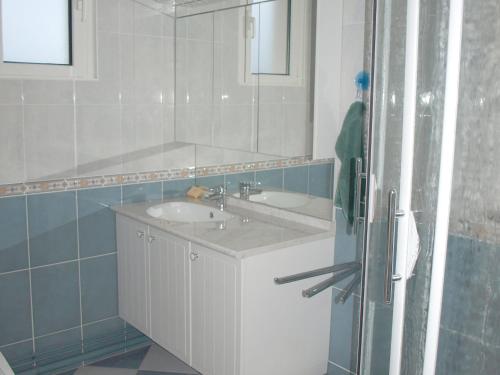 une salle de bain avec un lavabo et un miroir dans l'établissement Bel appartement rénové à 50m de la plage pour 6 personnes, balcon, parking - FR-1-323-308, à Saint-Jean-de-Monts