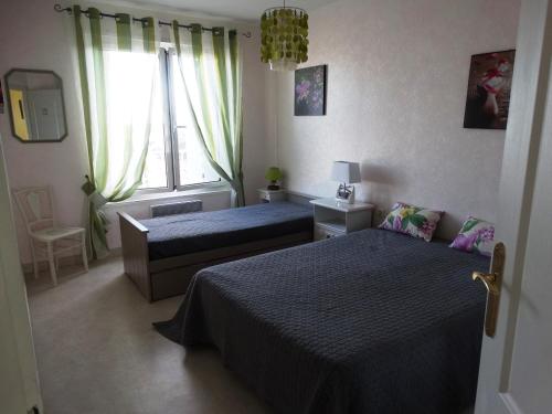 une chambre avec deux lits et une fenêtre dans l'établissement Bel appartement rénové à 50m de la plage pour 6 personnes, balcon, parking - FR-1-323-308, à Saint-Jean-de-Monts
