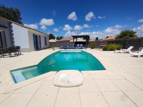 Maison avec Piscine Privée, Jardin Clos et Parking proche Plage et Forêt à Saint Jean de Monts - FR-1-323-468