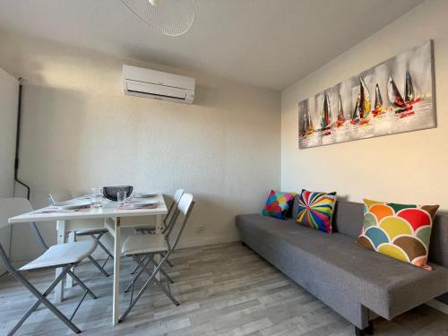 Appartement 2 pièces avec climatisation, terrasse et parking près des plages