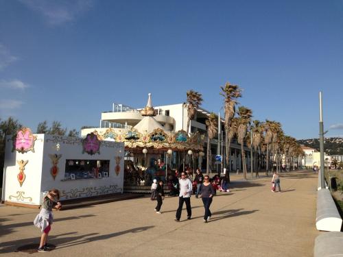 Appartement 2 pièces avec climatisation, terrasse et parking près des plages