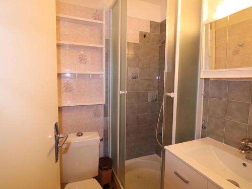 une salle de bain avec une douche, des toilettes et un lavabo dans l'établissement Maison de Vacances P3, 5 Couchages, Climatisée, Terrasse ensoleillée, Parking privé, Proche Plage et Commerces - FR-1-307-248, au Grau-du-Roi