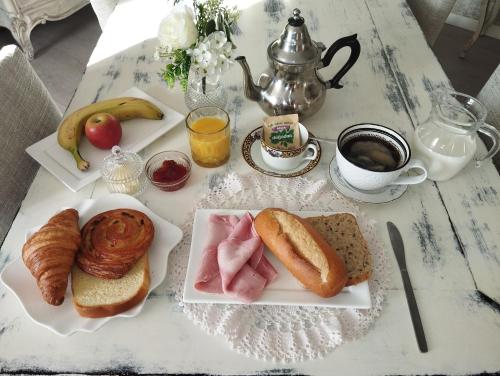 een tafel met een bord ontbijtproducten erop bij Gatekeepers Cottage Tiny House, Taizé, Deux-Sevres, Velo Francette in Taizé