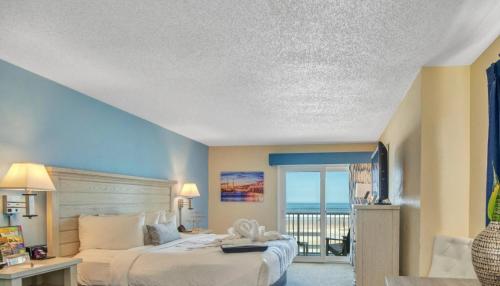 una camera con letto e vista sull'oceano di Ocean Sands Beach Boutique Inn-1 Acre Private Beach-St Augustine Historic-2 Miles-Shuttle with Downtown Tour-HEATED Salt Water Pool until 4AM-Popcorn-Cookies-New 4k USD Black Beds-35 Item Breakfast-Eggs-Bacon-Starbucks-Free Guest Laundry-Ph#904-799-SAND a St. Augustine