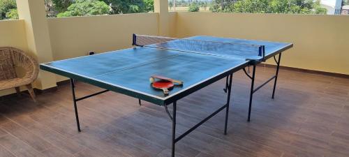 una mesa de ping pong con una raqueta de ping pong. en El Bungalow de Don Guillermo de Imperial, 