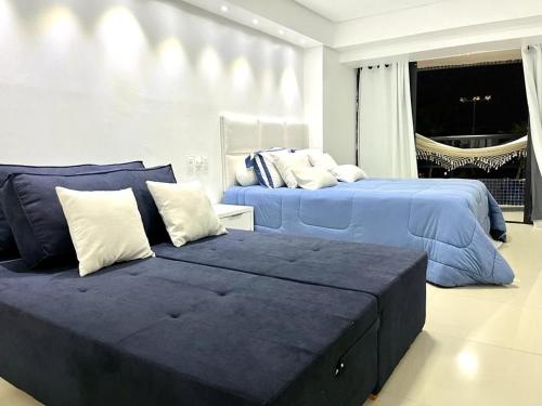 2 camas en un dormitorio con sábanas azules en MARINAS PRAIA FLAT, en João Pessoa