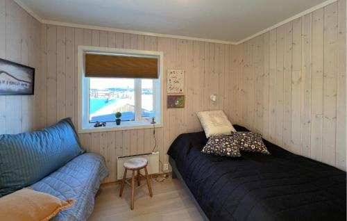 een slaapkamer met een bed, een bank en een raam bij Amazing Apartment In Sjusjen With Kitchen in Sjusjøen
