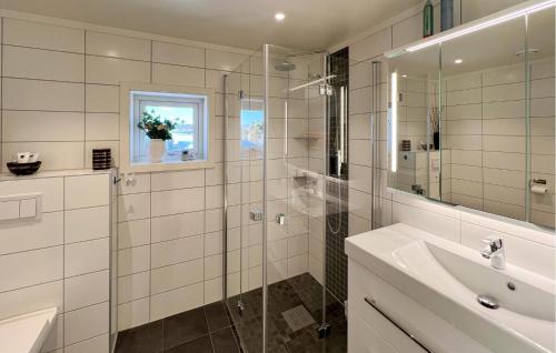 een badkamer met een glazen douche en een wastafel bij Amazing Apartment In Sjusjen With Kitchen in Sjusjøen