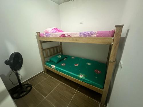 1 dormitorio con 2 literas en una habitación en Hostal el viajero, en Soledad