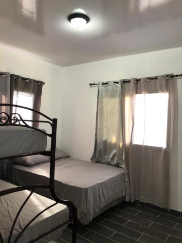 1 dormitorio con 2 literas y ventana en Apartamento en Gracias, Lempira -ARCITUR, en Arsilaca