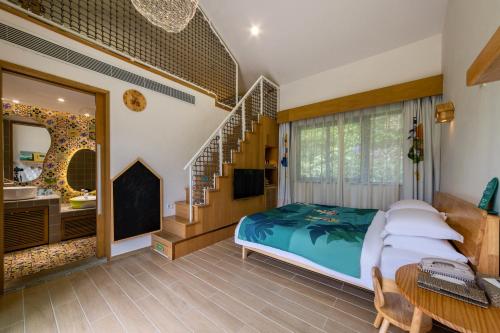 um quarto com uma cama, uma escada e uma casa de banho em Little Hakka Hotel em Shenzhen