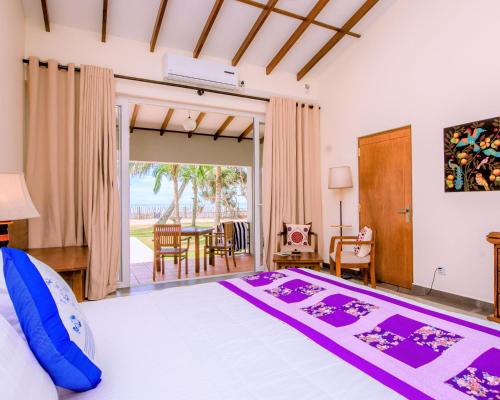 Postel nebo postele na pokoji v ubytování Arhimser Villa-superb 4 bedroom beachfront BB for 8 in Ranna, Tangalle, pool, free pickup or drop off for 7 night stays arriving together, serviced, taxes included