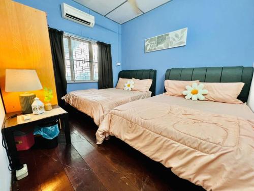 Banang BlueSky Homestay Batu Pahat 3Bedroom @14Pax tesisinde bir odada yatak veya yataklar