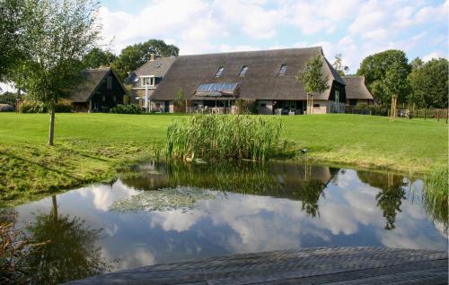una casa con un estanque delante de ella en 4 Bedroom Gorgeous Home In Dwingeloo, en Dwingeloo