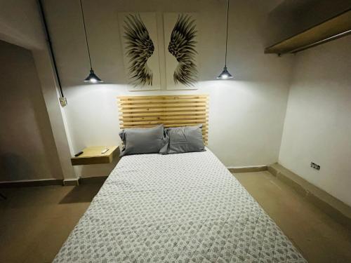 duże łóżko w pokoju z dwoma światłami w obiekcie The Stay Doña White w mieście Matamoros