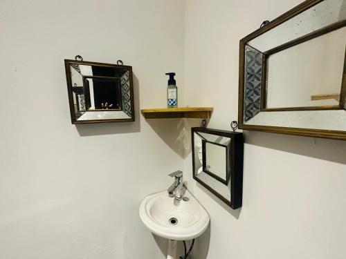 La salle de bains est pourvue d'un lavabo et d'un miroir. dans l'établissement The Stay Doña White, à Matamoros