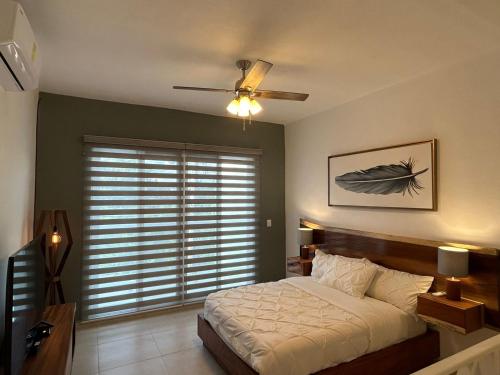 a bedroom with a bed and a ceiling fan at Kobikhome in Cancún