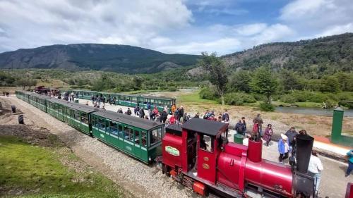 Un tren con un montón de gente en las vías en Cabaña SANTA MONTAÑA en Ushuaia