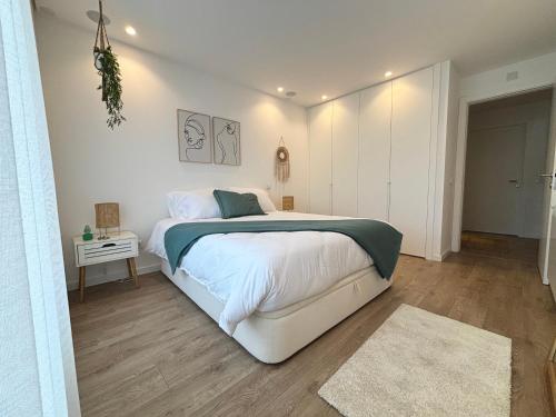 um quarto com uma cama grande num quarto em Moodhu Villa - Cozy Apart w/ Amazing Terrace em Leiria