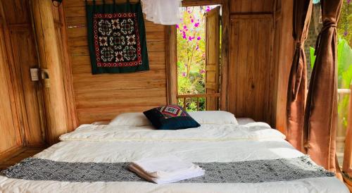 2 camas individuais num quarto com uma janela em Cuisine Garden em Pu Luong