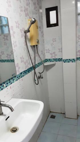 a bathroom with a white sink and a mirror at Kohkaew Village 2@Kohsamet in Ko Samed