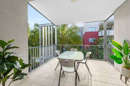 a patio with a table and chairs on a balcony at Home away from Home! 2Bed/1Bath/Car/Pool~2kms CBD in Brisbane