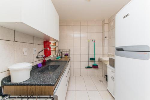 パリョサにあるRental Palhoça- Acomodações Residenciais IIIのシンクとカウンターのある小さなキッチン