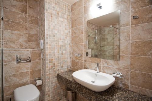 プリモルスコにあるJeravi Club Hotel - All Inclusiveのバスルーム(洗面台、トイレ、鏡付)