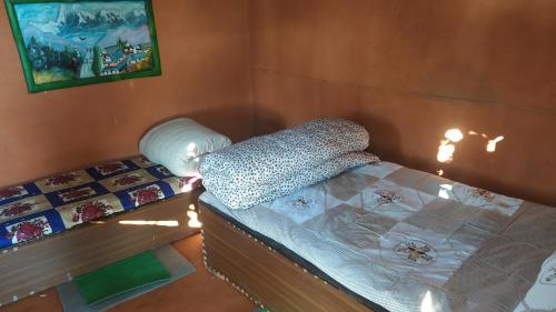 Pokój z 2 łóżkami pojedynczymi w pokoju w obiekcie Astam farm house homestay w mieście Pokhara