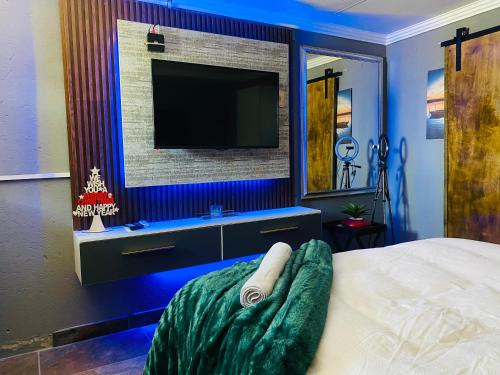 Ліжко або ліжка в номері Executive Galaxy Guest House Nkowankowa