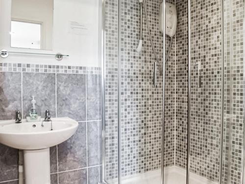 La salle de bains est pourvue d'un lavabo et d'une douche. dans l'établissement The Granary - Uk46187, à St Margarets at Cliff