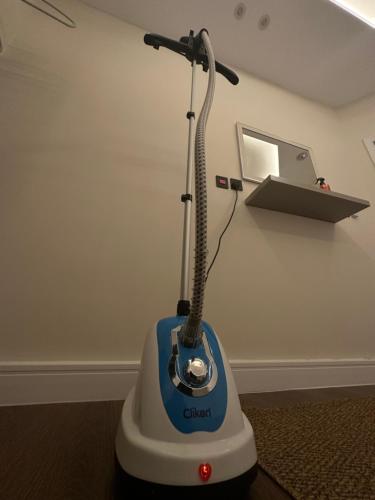 simple house في الرياض: وجود آلة تنظيف جالسة على الأرض في غرفة