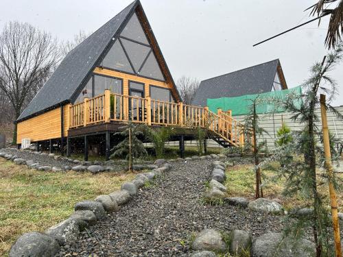 ein großes Holzhaus mit einer großen Terrasse in der Unterkunft A Frame Lankaran in Länkäran