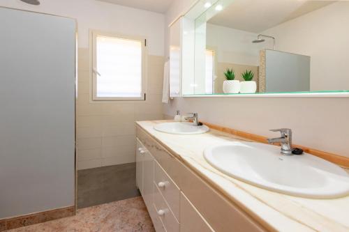 Ένα μπάνιο στο Villa close to Ibiza Town Sleeps 12