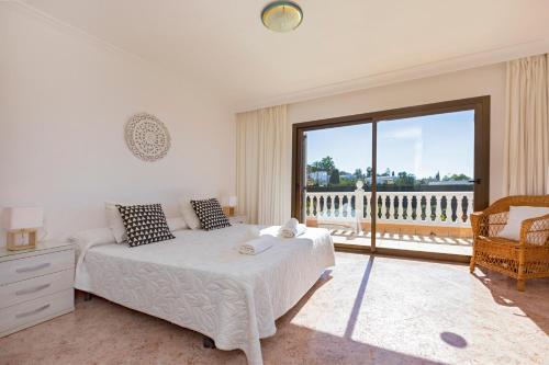 Ένα ή περισσότερα κρεβάτια σε δωμάτιο στο Villa close to Ibiza Town Sleeps 12