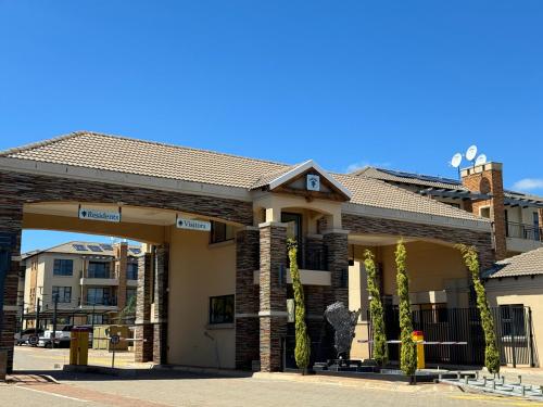 a brick building with an entry way at The Palms Unit 5 in Kimberley