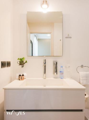 a white bathroom with a sink and a mirror at 1 Rec. | A pasos de la playa | Piscina en Terraza in Playa del Carmen