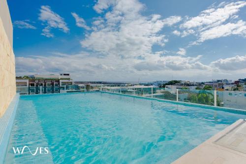 a large swimming pool on the roof of a building at 1 Rec. | A pasos de la playa | Piscina en Terraza in Playa del Carmen