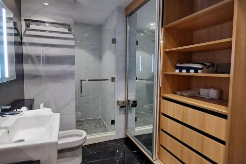 y baño con ducha, aseo y lavamanos. en One Euphoria 1 Bedroom 2mins to Walking Street & Restaurants, en Ángeles