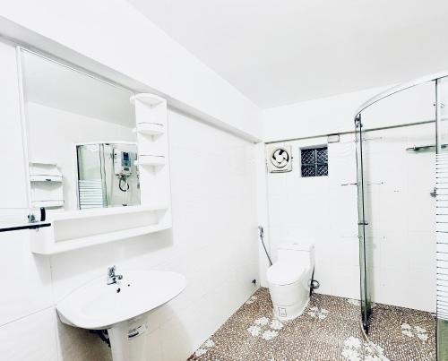 Ванна кімната в SOMROS KOHKONG GUESTHOUSE