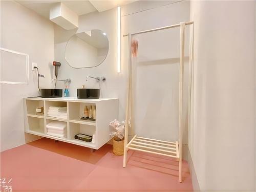 a bathroom with a sink and a shower at 东京上野秋叶原超豪华双卧套房Ydob 最大8人上野公园3分钟 地铁1分钟位置绝佳超级繁华免费wifi Dyson吹风机 in Tokyo