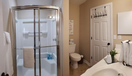 een badkamer met een douche, een toilet en een wastafel bij Home Away From Home Charlotte in Charlotte